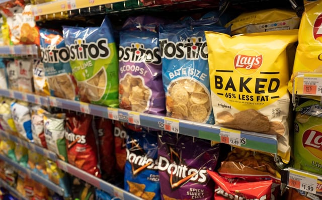 ARCHIVO - Papas fritas exhibidas para su venta en una tienda en Nueva York, el 25 de marzo de 2021. (AP Foto/Mark Lennihan, archivo)