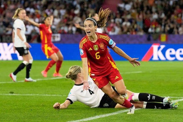 Aitana Bonmatí celebra tras anotar el gol de España en la victoria 1-0 ante Alemania en las semifinales de la Eurocopa femenina, el miércoles 23 de julio de 2025, en Zúrich. (AP Foto/Alessandra Tarantino)