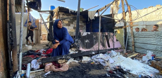 Un campement dévasté après une frappe israélienne dans le secteur d'Al-Mawasi, dans le sud de la bande de Gaza, le 7 août 2025