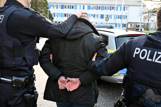 Polizisten nahmen den mutmaßlichen Betrüger am Ort der Geldübernahme fest. (Symbolfoto)