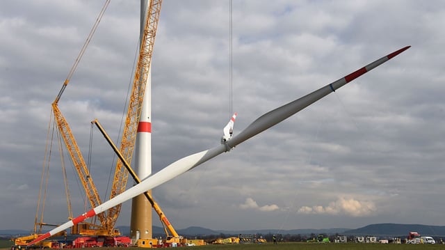 Explore how Envision’s prototype tamed vibration and imbalance to achieve 99.3% uptime with only two blades—an explainer on the key design innovations.