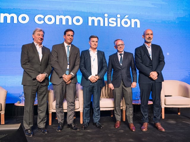 Daniel Herrero (Prestige), Martín Zuppi (Stellantis), Pablo Sibilla (Renault), Marcellus Puig (Volkswagen) y Ricardo Cardozo (Iveco) en el encuentro FIAC, en Córdoba.