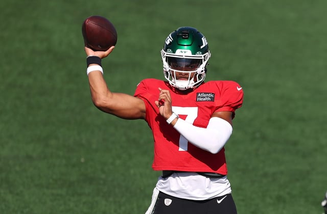 FLORHAM PARK, NEW JERSEY - JULY 28: Justin Fields #7 of the New York Jets practices during training camp at Atlantic Health Jets Training Center on July 28, 2025 in Florham Park, New Jersey.  (Photo by Ishika Samant/Getty Images)