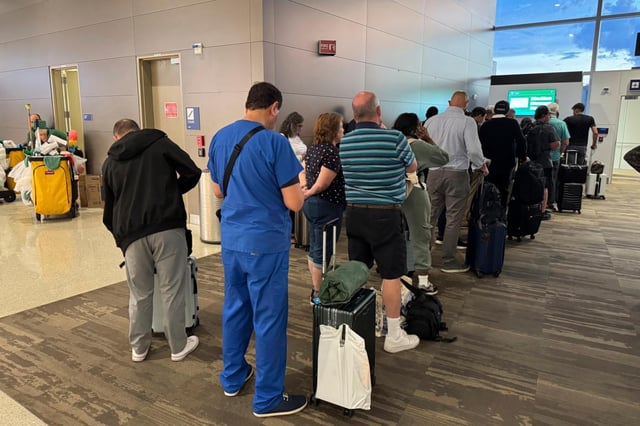 Pasajeros en el Aeropuerto Internacional Louis Armstrong de Nueva Orleans en Kenner, Luisiana, el 6 de agosto del 2025. (AP foto/Jack Brooks)