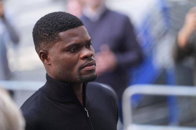 Thomas Partey, ex jugador de Arsenal, llega al tribunal de Westminster de Londres, donde se le acusa de cinco cargos de violación y otro de agresión sexual, el martes 5 de agosto de 2025. (Yui Mok/PA vía AP)