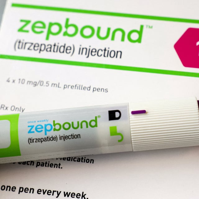 FILE PHOTO: An injection pen of Zepbound, Eli Lilly’s weight loss drug, is displayed in New York City, U.S., December 11, 2023.  REUTERS/Brendan McDermid/File Photo