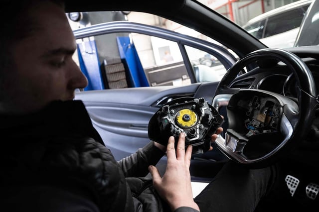 Un mécanicien retire d'une voiture un airbag fabriqué par le fabricant japonais Takata, dans un garage de Mulhouse, le 19 février.
