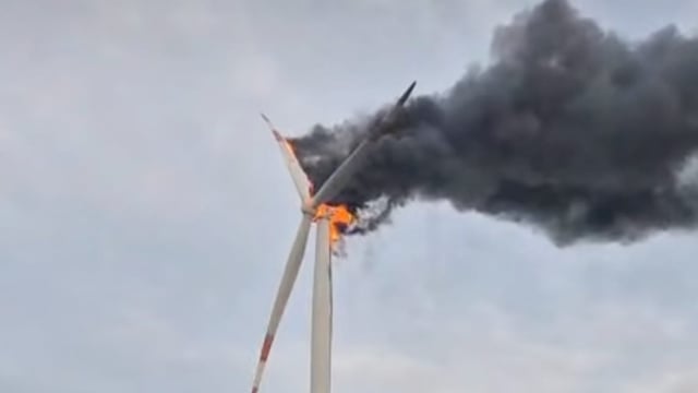 Ein Windrad bei Bad Liebenwerda brennt lichterloh.