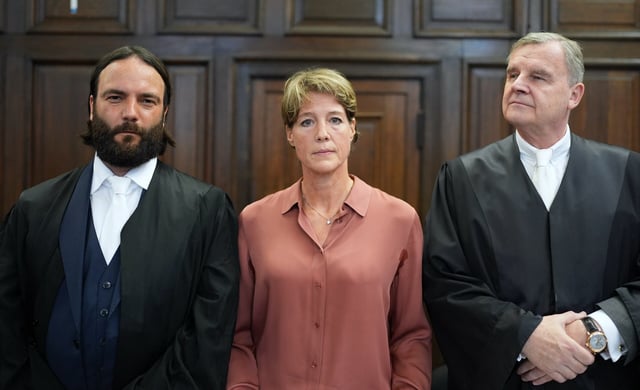 Christina Block (M) steht neben ihrem Verteidiger Ingo Bott (l) und Verteidiger Otmar Kury (r) im Sitzungssaal des Strafjustizgebäudes in Hamburg.