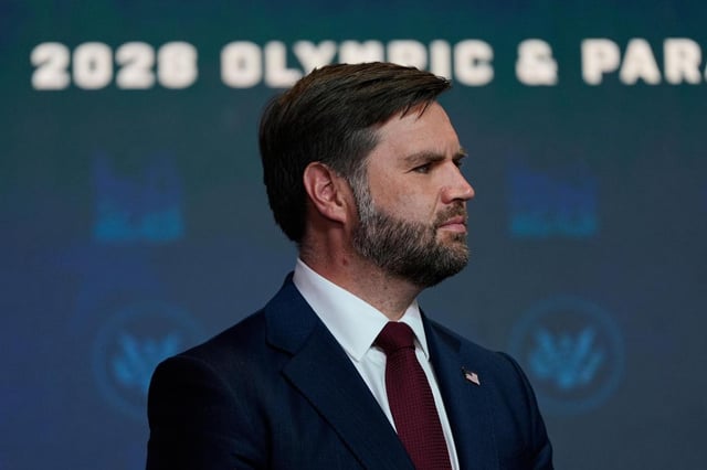 ARCHIVO - El vicepresidente J. D. Vance escucha el discurso del presidente Donald Trump, el 5 de agosto de 2025, en Washington. (AP Foto/Julia Demaree Nikhinson, archivo)