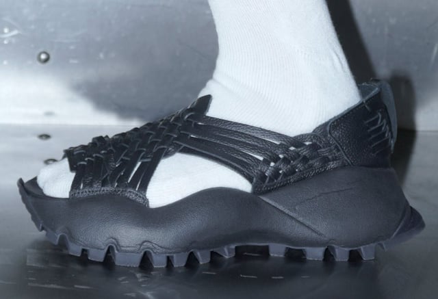 Las sandalias de la discordia