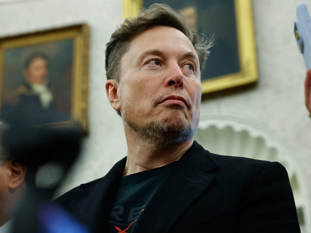 Elon Musk's Tesla registrations suffered a drop in Québec.