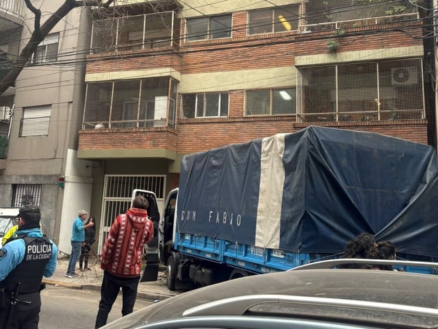 El camión terminó incrustado en el frente del edificio de Agüero 2134