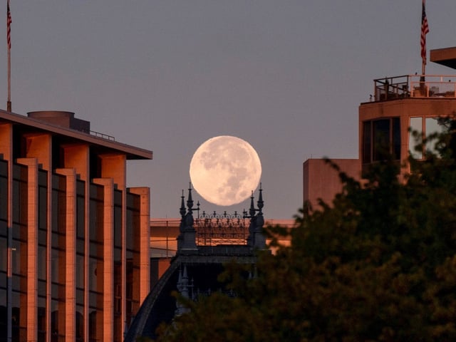 Washington (Usa), 10/10/2022.- The first full moon of autumn, also known as the 'Hunter Moon', sets at sunrise over downtown Washington, DC, USA, 10 October 2022. (Estados Unidos) EFE/EPA/SHAWN THEW