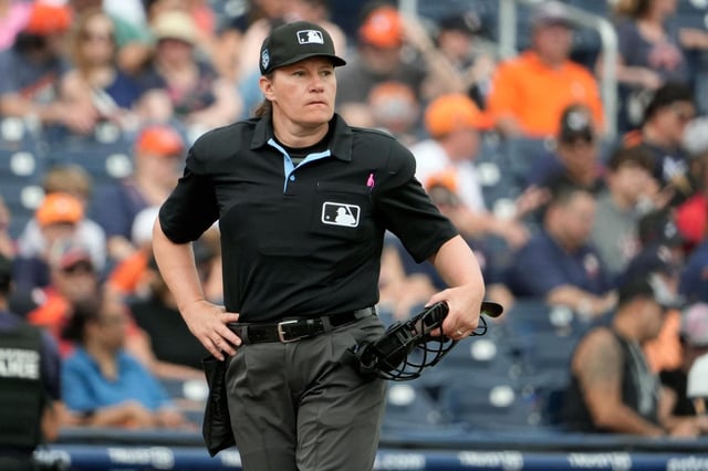 ARCHIVO - La umpire Jen Pawol durante un juego de pretemporada entre los Astros de Houston y los Nacionales de Washington, el 10 de marzo de 2024, en West Palm Beach, Florida. (AP Foto/Jeff Roberson)