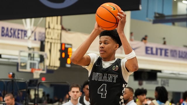 Team Durant’s Babatunde Oladotun (4) looks to pass the ball during a game at Nike EYBL at the Memphis Sports &amp; Events Center on Saturday, May 17, 2025.