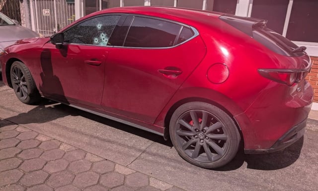 Disparan sujetos armados contra un vehículo en La Michoacana, en Uruapan