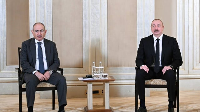 Azerbaijani President Ilham Aliyev (R) and Armenian Prime Minister Nikol Pashinyan (L) meet in Abu Dhabi in July 10. Photo: Azerbaijani Presidency via Getty