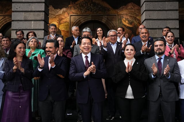 El titular de la SEP (centro), Mario Delgado, aplaude las 10 acciones prioritarias que alinean objetivos educativos con estrategias presidenciales.
