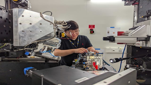 A researcher prepares a magnesium alloy sample for dark-field X-ray microscopy.
