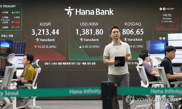 This photo, taken Aug. 8, 2025, shows the dealing room of Hana Bank in central Seoul. (Yonhap)