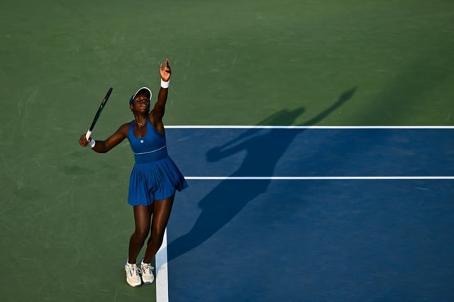 La Canadienne Victoria Mboko sert contre la japonaise Naomi Osaka en finale de l'Open de tennis du Canada, le 7 août 2025 à Montréal