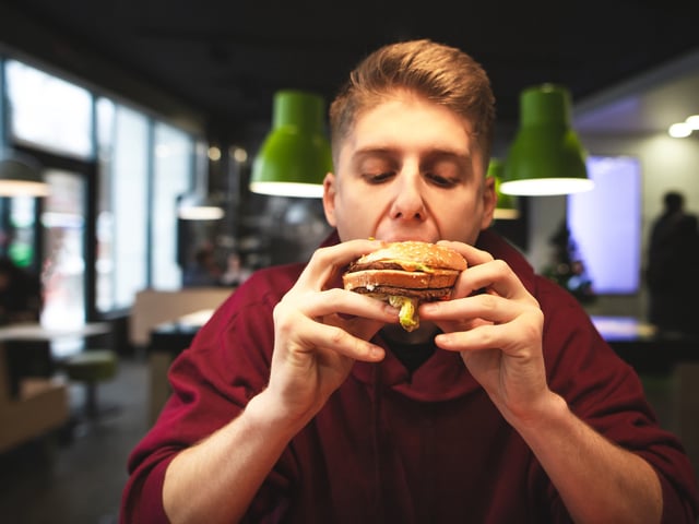 Adolescente comiendo comida chatarra
foto shutterstock