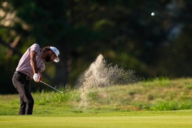 Akshay Bhatia sale de la trampa de arena hacia el segundo hoyo en el Campeonato St. Jude, el jueves 7 de agosto de 2025, en Memphis, Tennessee (AP Foto/George Walker IV)