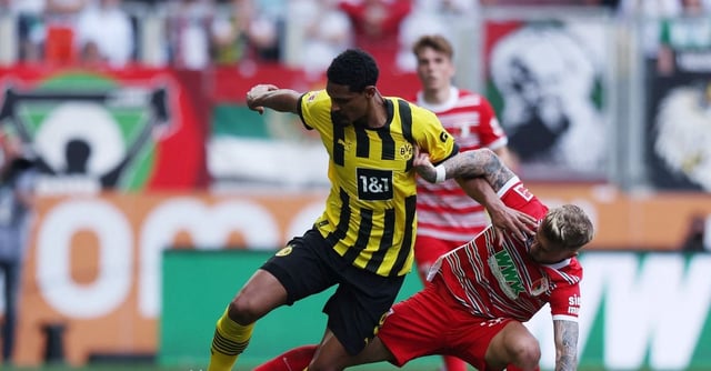 Soccer Football - Bundesliga - FC Augsburg v Borussia Dortmund - WWK Arena, Augsburg, Germany - May 21, 2023 Borussia Dortmund's Sebastien Haller in action with FC Augsburg's Niklas Dorsch REUTERS/Leonhard Simon 