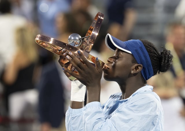 Victoria Mboko, de 18 años, derrotó a la japonesa Naomi Osaka y se consagró campeona en Montreal, ante su público