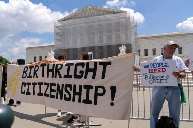 Manifestantes sostienen una pancarta durante una protesta frente a la Corte Suprema, el 15 de mayo de 2025, en Washington. (AP Foto/José Luis Magaña, Archivo)