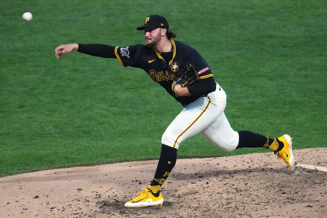 Paul Skenes, de los Piratas de Pittsburgh, hace un lanzamiento en el duelo del jueves 7 de agosto de 2025, ante los Rojos de Cincinnati (AP Foto/Gene J. Puskar)