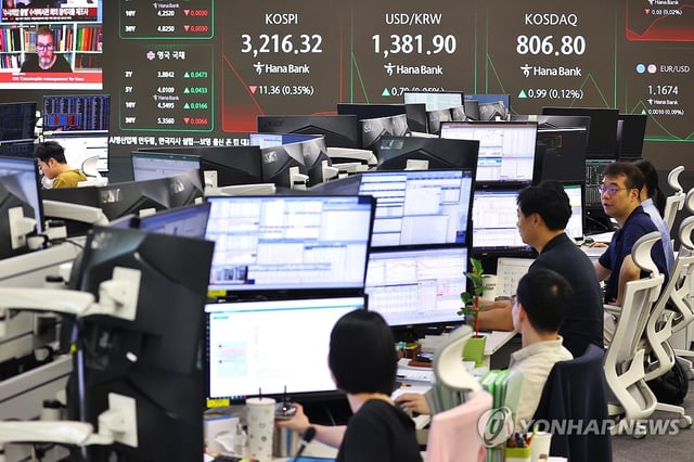 This photo taken Aug. 8, 2025, shows the dealing room of Hana Bank in central Seoul. (Yonhap)