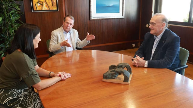 Abel Caballero, junto a Belén
 Rubio y Manuel Reigosa,
 durante la reunión en Alcaldía.
|  José Lores
