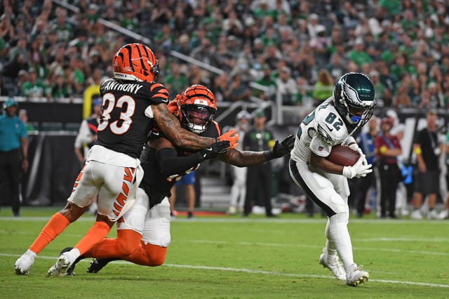 Aug 7, 2025; Philadelphia, Pennsylvania, USA; Philadelphia Eagles wide receiver Ainias Smith (82) catches a 6-yard touchdown pass against the Cincinnati Bengals during the second quarter at Lincoln Financial Field. Mandatory Credit: Eric Hartline-Imagn Images