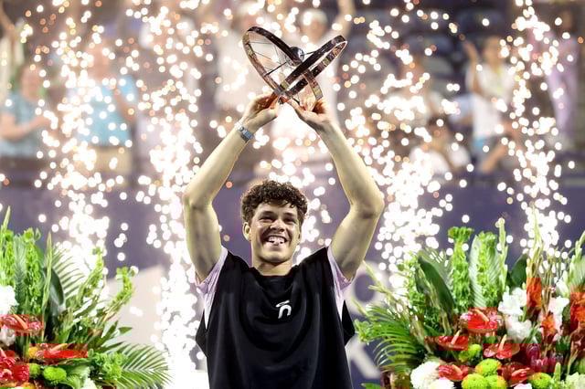 Ben Shelton celebra con el trofeo del Masters 1000 de Canadá luego de una batalla de casi tres horas contra Karen Khachanov (Photo by MATTHEW STOCKMAN / GETTY IMAGES NORTH AMERICA / Getty Images via AFP)