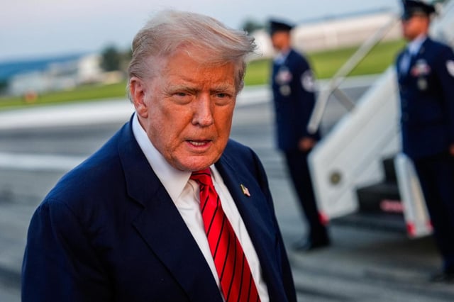 El presidente Donald Trump habla con los reporteros antes de abordar el Air Force One en el Aeropuerto Internacional Lehigh Valley, el domingo 3 de agosto de 2025, en Allentown, Pensilvania. (AP Foto/Julia Demaree Nikhinson)