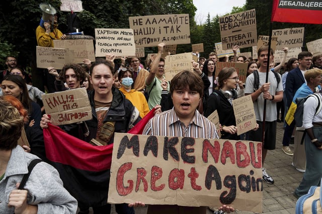 Participants gather at a protest against a law targeting anti-corruption institutions in front of the Ukrainian parliament in Kyiv, Ukraine, Thursday, July 31, 2025. (AP Photo/Evgeniy Maloletka)