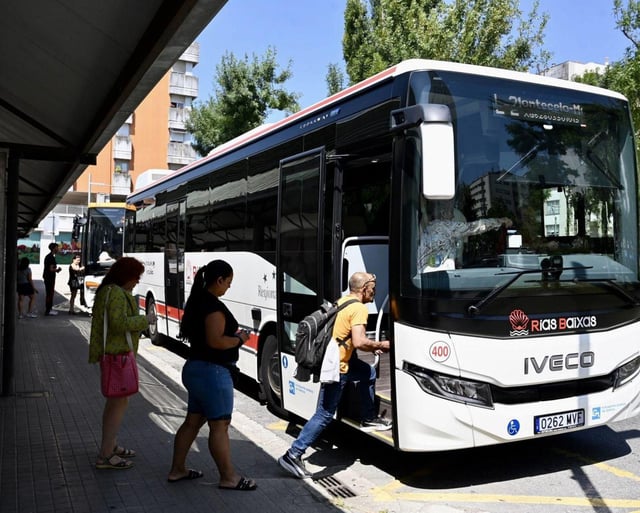Usuarios se suben al bus urbano en la parada de la plaza de Galicia.