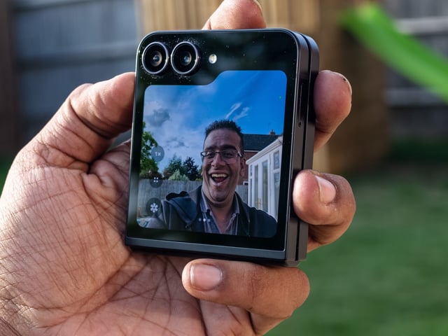 Cameras and selfie mode using the front screen on the Samsung Galaxy Z Flip 7 FE in Black in the hand