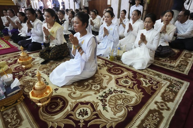Cambodian Buddhist followers offer prayers to the remains of the soldiers who sacrificed their lives in battles with Thai troops along the disputed border areas, at a Buddhist pagoda of Wat Botumvotey in Phnom Penh, Cambodia, Friday, Aug. 8, 2025. (AP Photo/Heng Sinith)