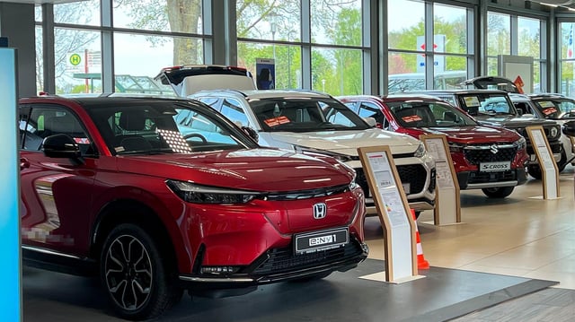 Fahrzeuge in einem Honda Autohaus.