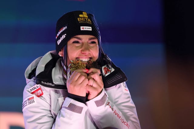 Stephanie Venier mit ihrer WM-Goldmedaille