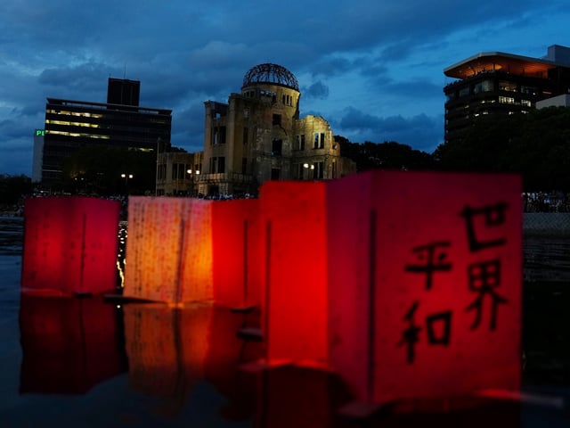 (250806) -- HIROSHIMA, 6 agosto, 2025 (Xinhua) -- Linternas de papel son vistas flotando en un río en el Parque Memorial de la Paz de Hiroshima, en Hiroshima, Japón, el 6 de agosto de 2025. (Xinhua/Jia Haocheng) (ah) (vf)