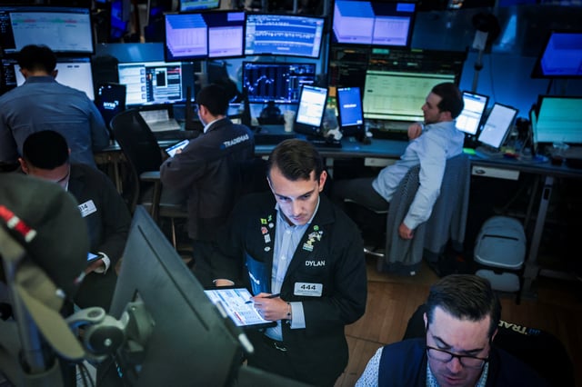 Traders work on the floor at the New York Stock Exchange (NYSE) in New York City, U.S., August 6, 2025. REUTERS/Jeenah Moon/File photo