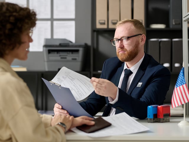 Honestidad, claridad y respuestas directas son claves durante la entrevista con un agente de USCIS. Foto ilustración Shutterstock