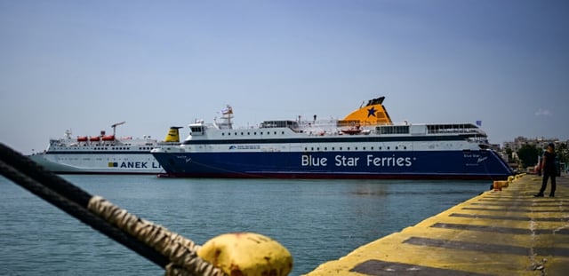 Des ferries à quai au port du Pirée, près d'Athènes, le 8 août 2025