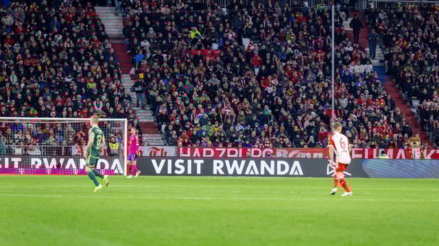 Die Werbebande in Allianz Arena zeigt den Slogan
