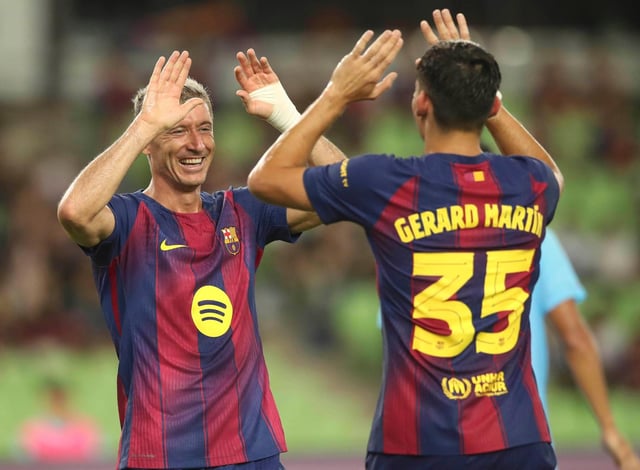Robert Lewandowski (izquierda) celebra con su compañero Gerard Martín tras anotar un gol en el amistoso contra Daegu FC, el lunes 4 de agosto de 2025, en Daegu. (Kim Hyun-tea/Yonhap vía AP)