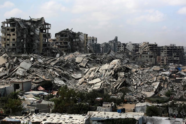 Tiendas utilizadas como refugios temporales por palestinos desplazados fueron instaladas cerca de edificios dañados por la guerra en Ciudad de Gaza el 8 de agosto de 2025.